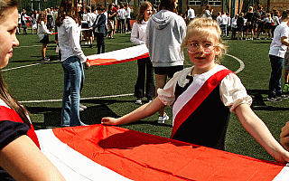 „Miłość do biało-czerwonej”. Praktyczna lekcja patriotyzmu w olsztyńskiej szkole